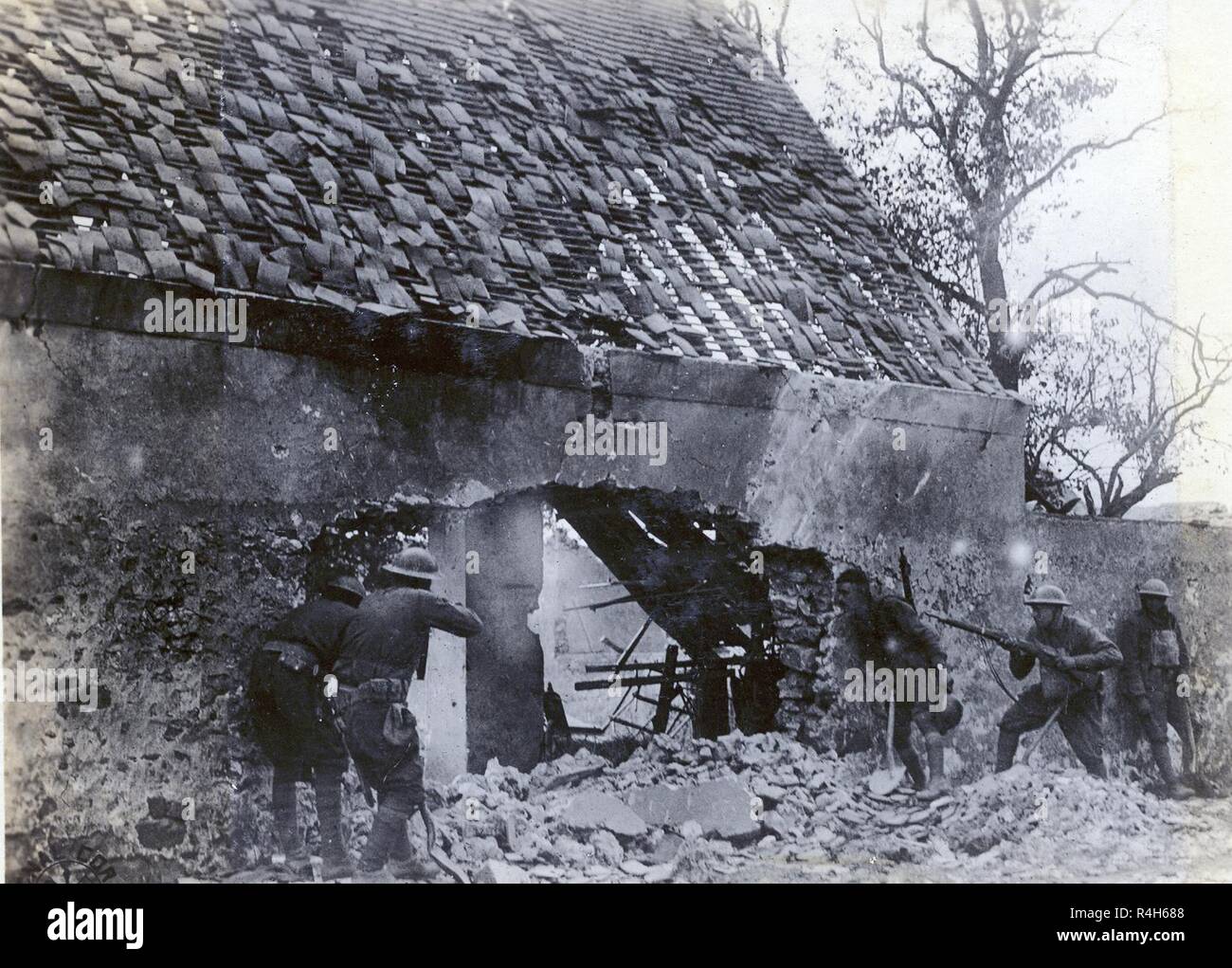 National Guard Soldiers of the 166th Infantry (formerly the 4th Regiment, Ohio National Guard) move forward with weapons at the ready during an attack in the autumn of 1918. The 166th Infantry fought as part of the 42nd “Rainbow” Division during St. Mihiel in September and Meuse-Argonne in October, part of the American Expeditionary Force 100 days offensive that brought an end to World War I. Stock Photo