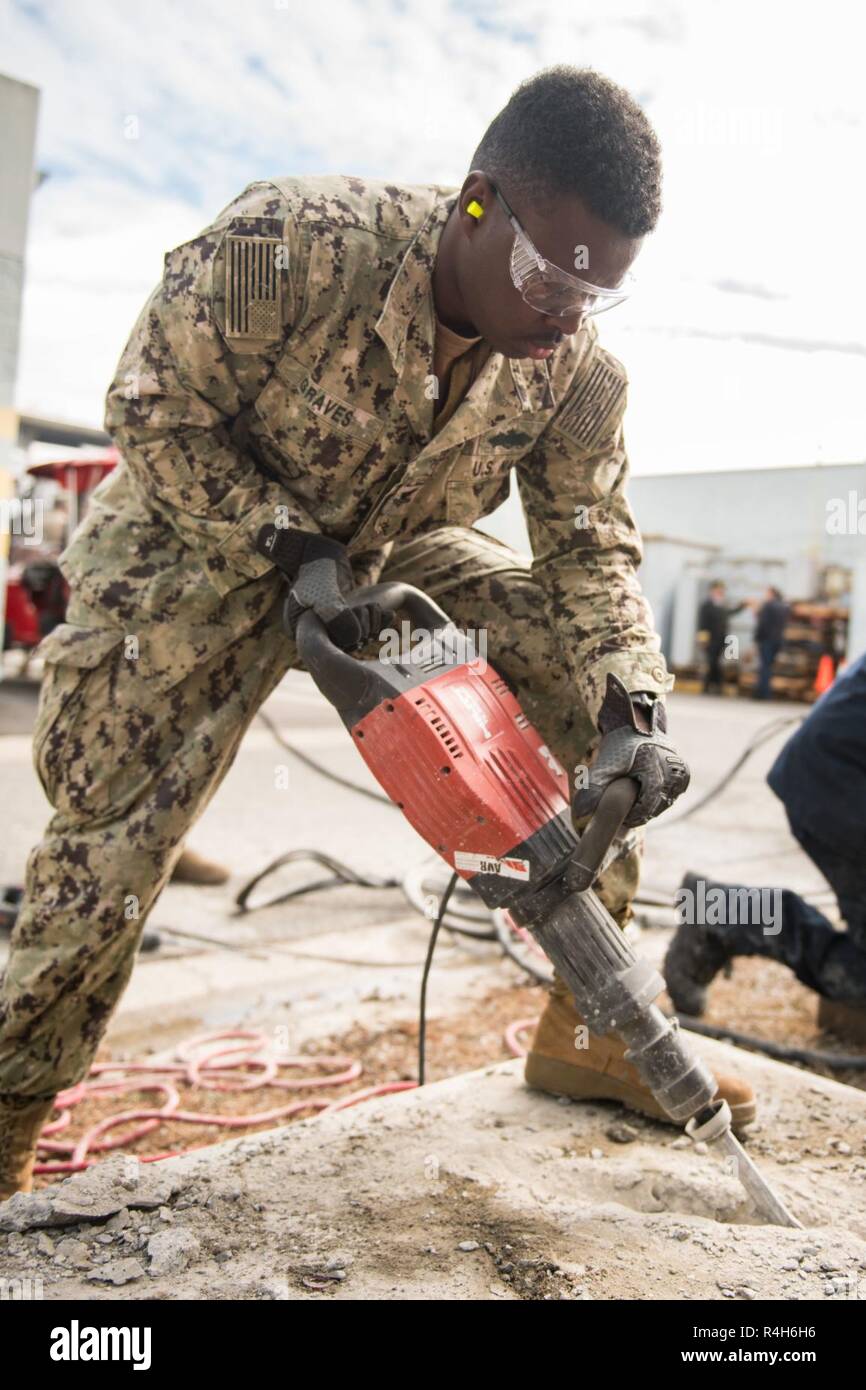 SAN FRANCISCO (Oct. 2, 2018) Explosive Ordnance Disposal Technician 2nd Class Taron Graves, a native of Greshan, S.C., practices concrete breaching techniques during the annual Defense Support of Civil Authorities (DSCA) exercise at San Francisco Fleet Week (SFFW) 2018. SFFW is an opportunity for the American public to meet their Navy, Marine Corps and Coast Guard teams and experience America's sea services. During fleet week, service members participate in various community service events, showcase capabilities and equipment to the community, and enjoy the hospitality of San Francisco and its Stock Photo