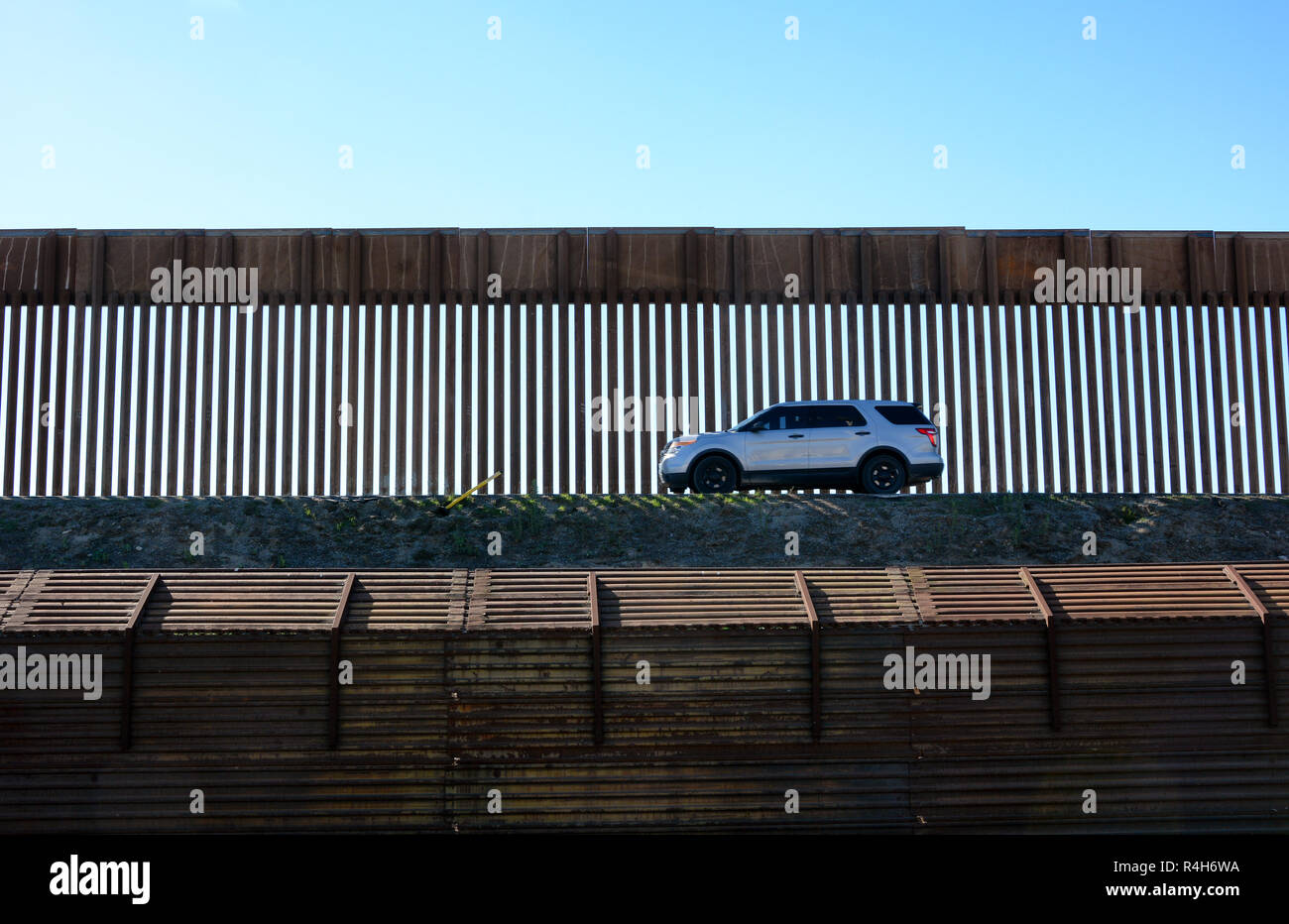 SAN YSIDRO, CALIFORNIA - NOVEMBER 26, 2018: An unmarked  Border patrol vehicle travels along the wall in San Ysidro. Stock Photo
