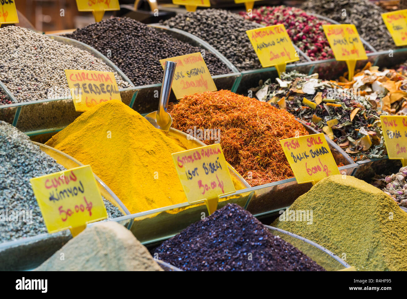 turkey-istanbul-spice-bazaar-turkish-spices-for-sale-R4HF95.jpg