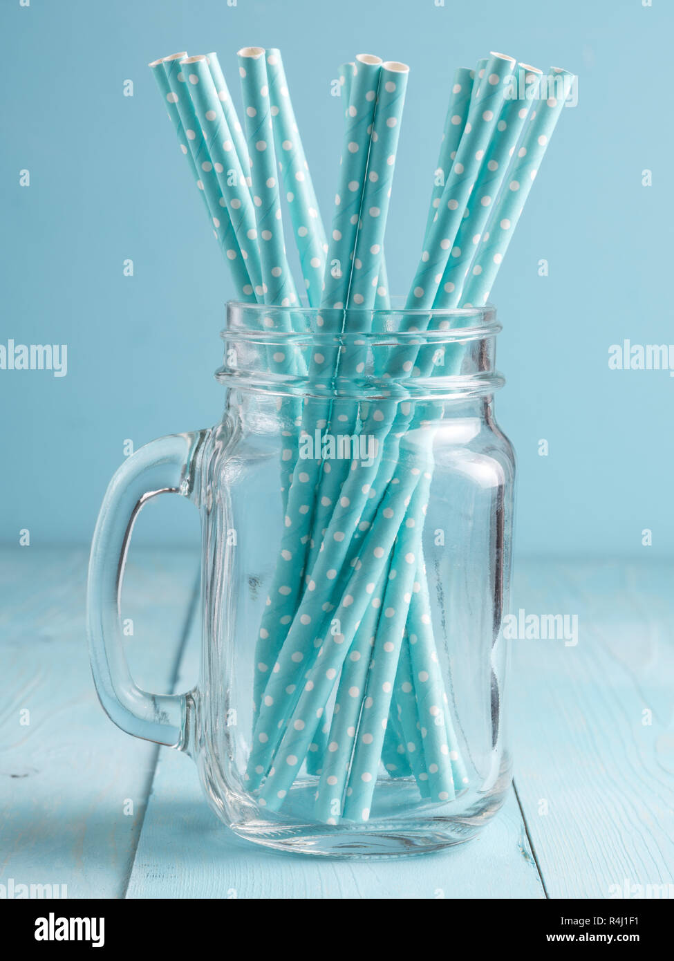 https://c8.alamy.com/comp/R4J1F1/mason-jars-with-yellow-paper-straws-and-cap-ideal-for-summer-drinks-and-smoothies-R4J1F1.jpg