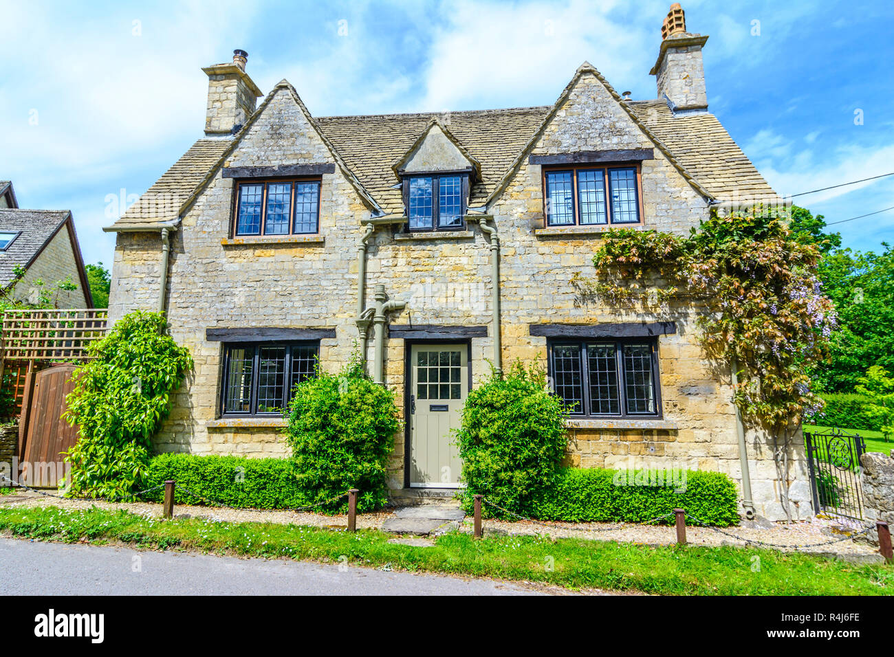 Old house in Burford, England Stock Photo Alamy