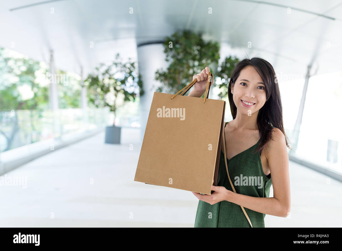 Asian chinese girl going shopping hi-res stock photography and images ...