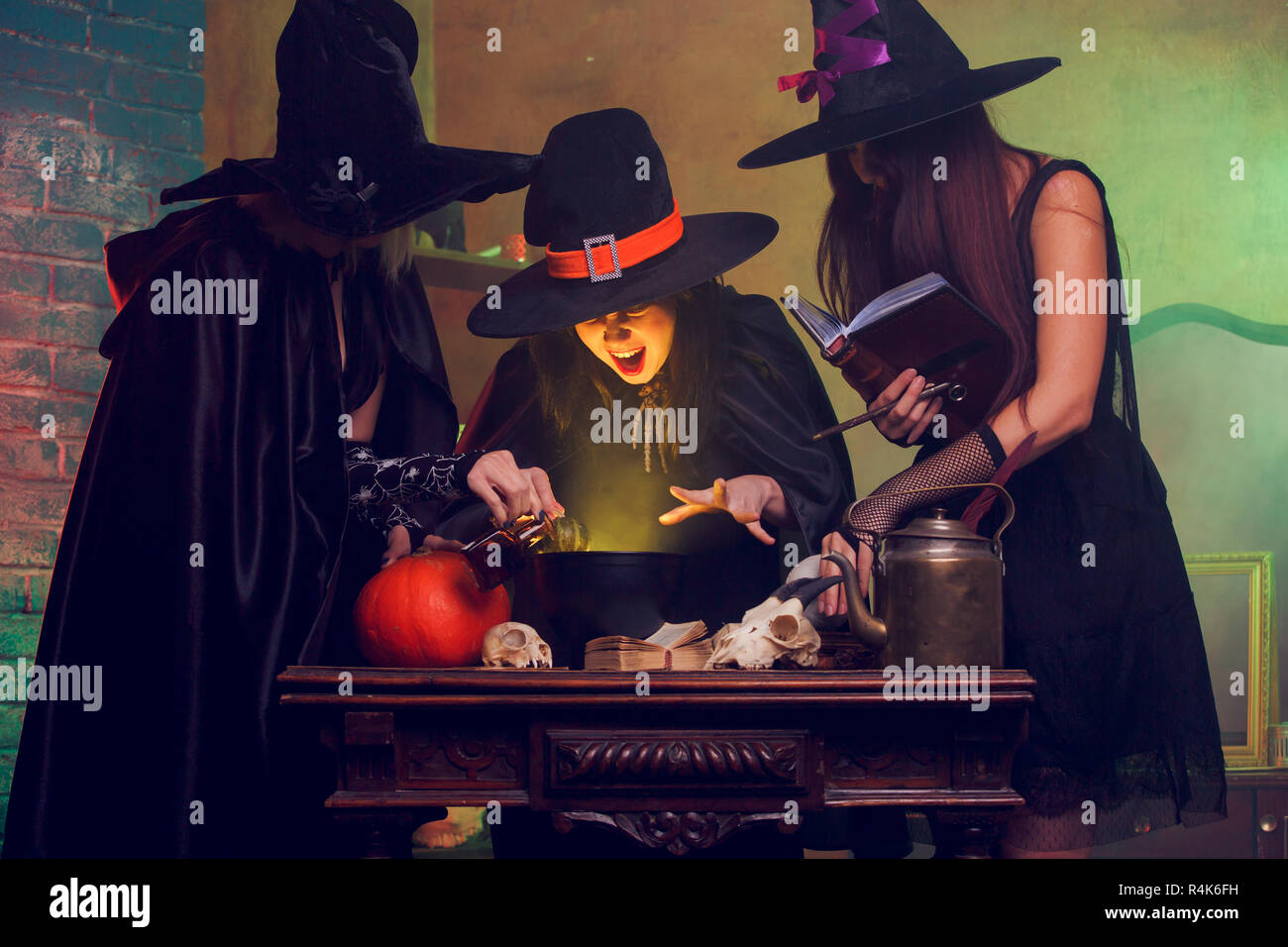 Witches Cauldron Potion Stock Photos & Witches Cauldron Potion Stock ...