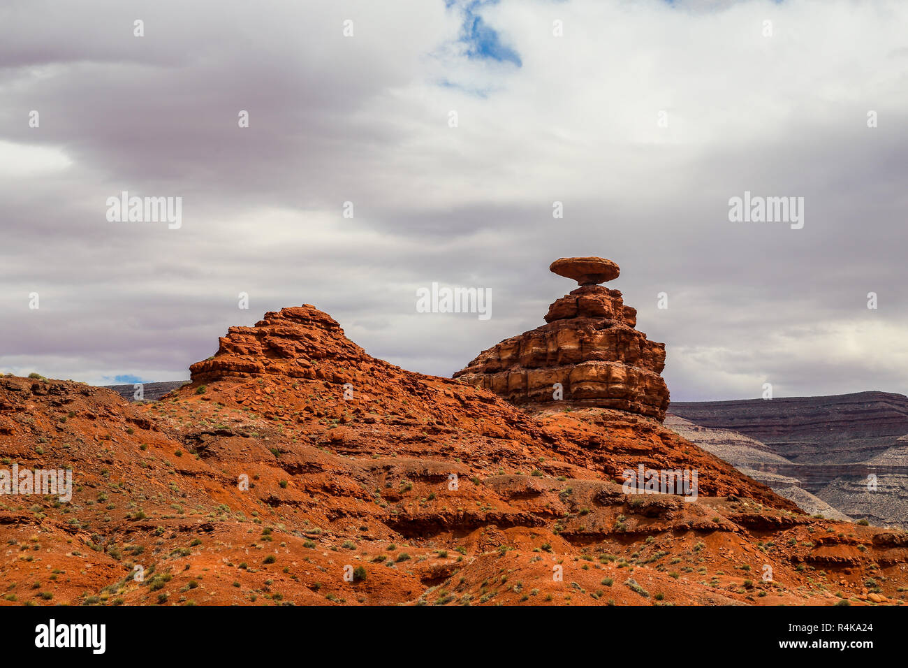 Mexican Hat Rock In The Desert Of Oljato Monument Valley At The Border Arizona And Utah In The American West Stock Photo Alamy Mexican Hat Rock In The Desert Of Oljato Monument Valley At The Border Arizona And Utah In The American West Stock Photo Alamy