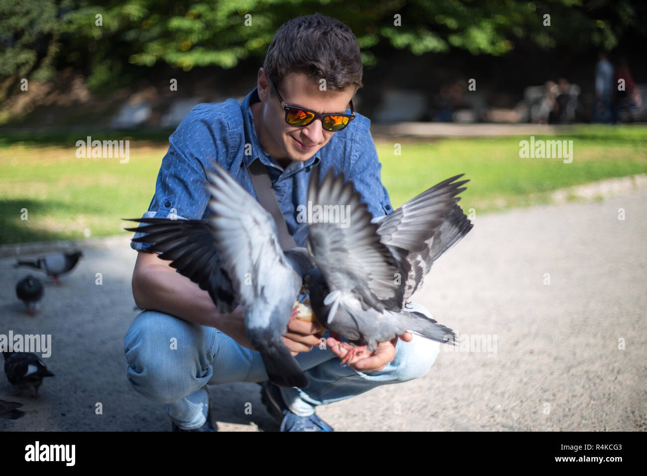 Забота о птицах. Мужчина с голубями. Мужик голубь. Птица на руке. Человек голубь.