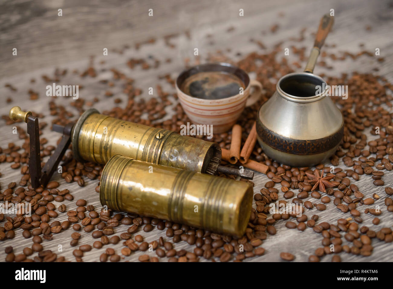 https://c8.alamy.com/comp/R4KTM6/antique-coffee-grinder-with-cup-coffee-maker-and-beans-R4KTM6.jpg