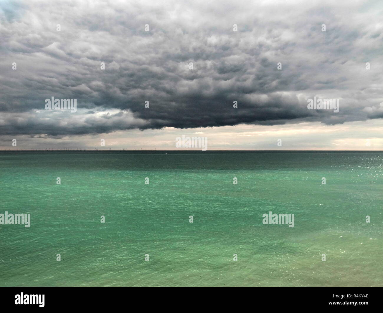 AJAXNETPHOTO. 2018. WORTHING, ENGLAND. - CALM BEFORE THE STORM - BROODING LOW STRATUS CLOUD HOVERS OVER AN EMERALD GREEN SEA LOOKING OUT ACROSS THE CHANNEL.  PHOTO:JONATHAN EASTLAND/AJAX REF:GR181509_8453 Stock Photo