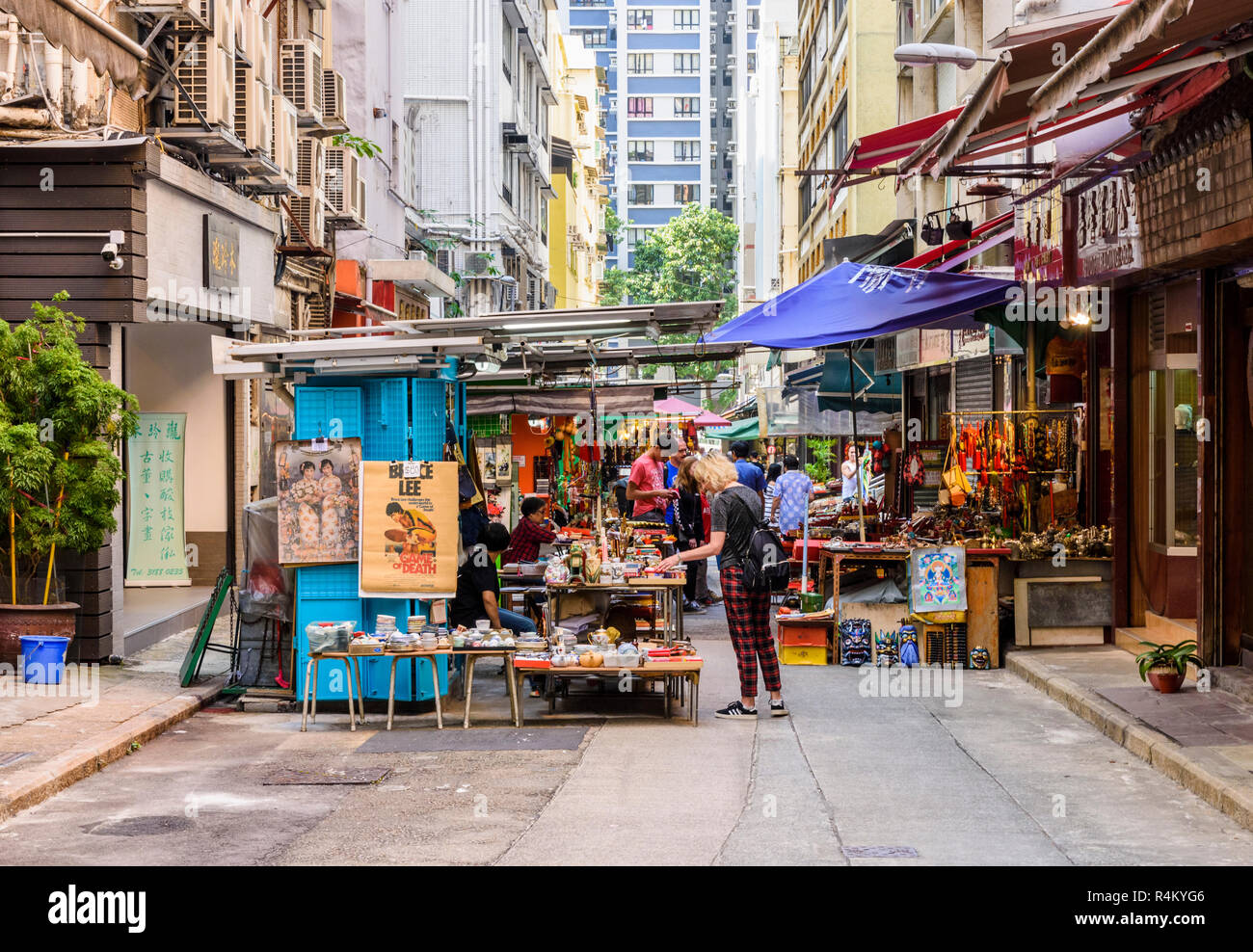 Tourists shopping along Upper Lascar Row, commonly known as Cat St in Hong Kong Stock Photo