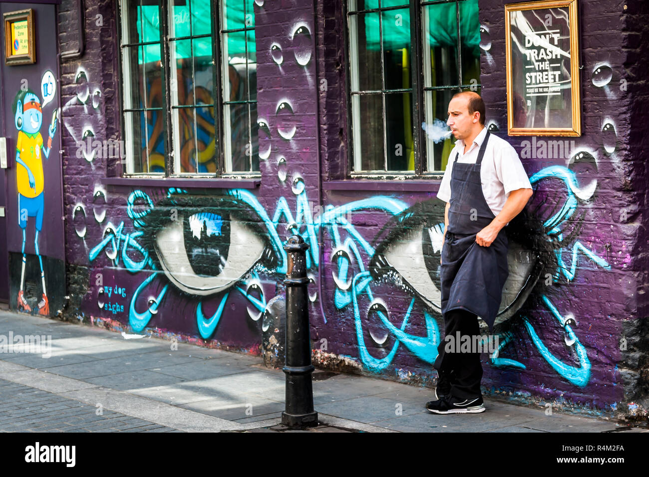 Smoking and relaxing Chef. Don't trash the Street. Street Art in London Stock Photo