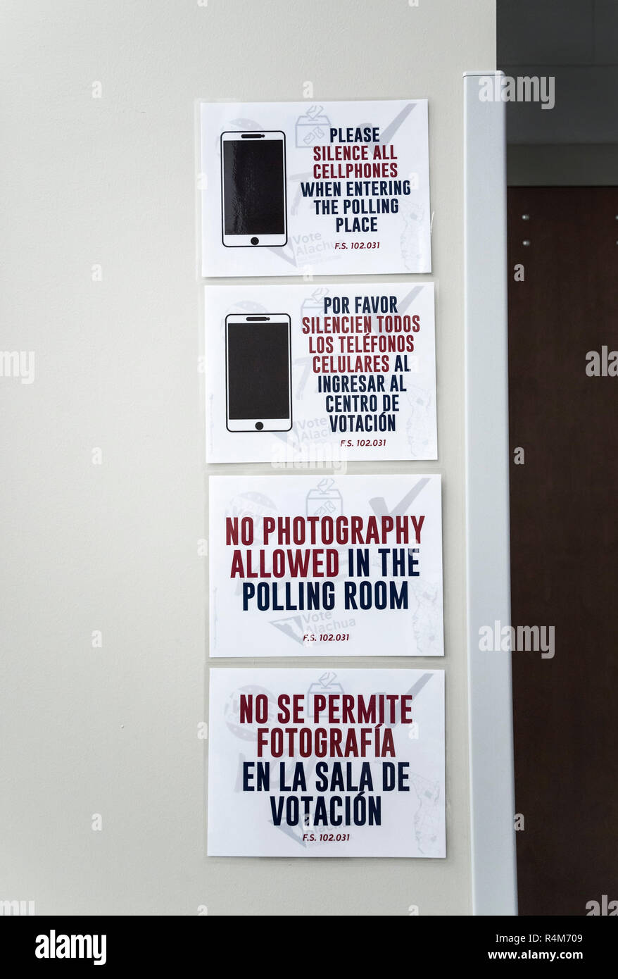 No Photography sign in both English and Spanish at public voting facility in Florida. Stock Photo