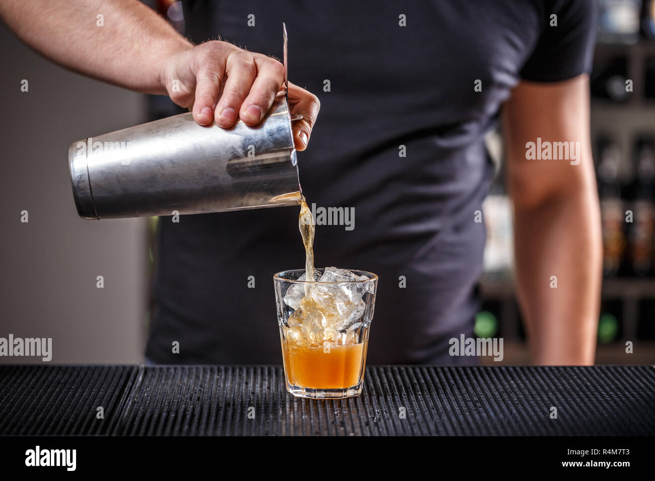 держит стакан бармен сверху. бармен наливает из двух рук. Into the drink. холод бармен. Into the drink.