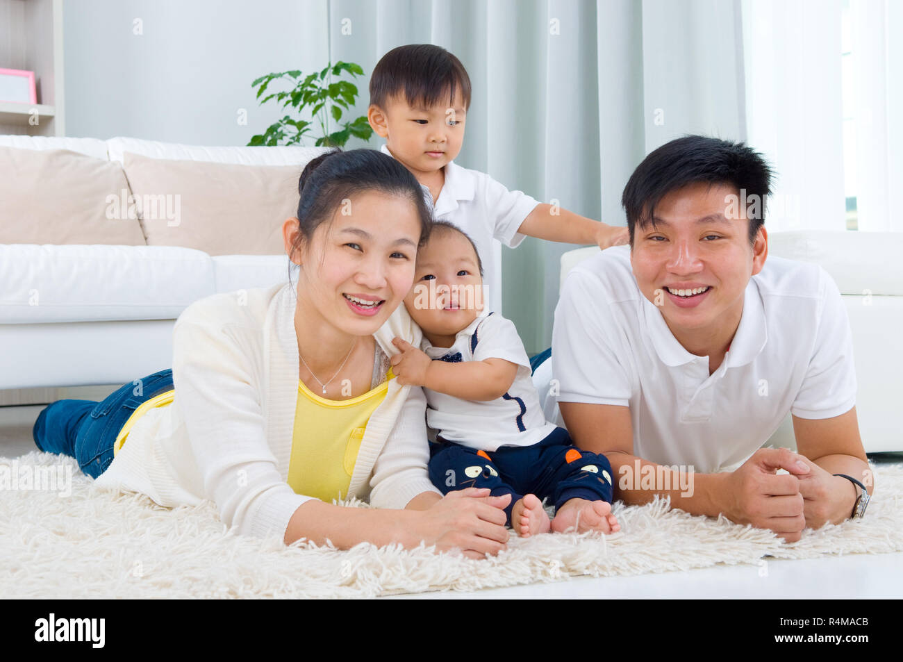 казахская семья в квартире. Asian people. казахская семья. китайская семья. East asian people.