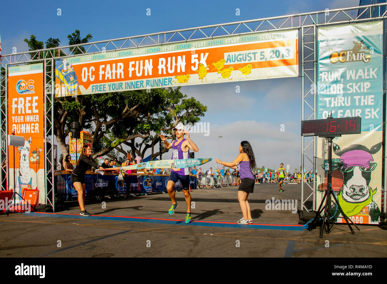 Finish line banner hi-res stock photography and images - Alamy