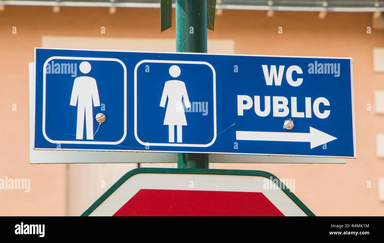 sign indicating the direction of the toilet Stock Photo