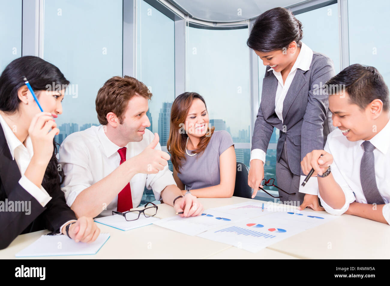 Business skyline charts hi-res stock photography and images - Alamy