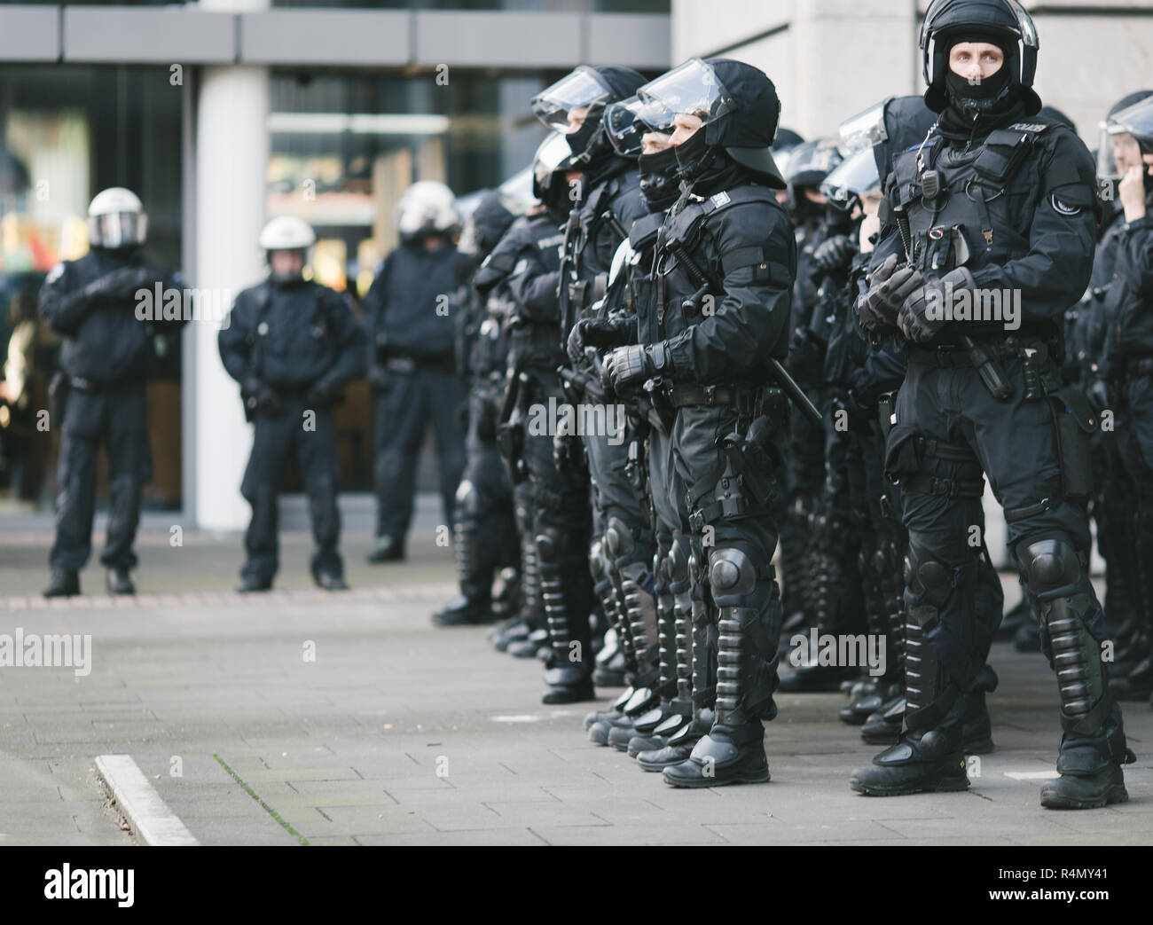 Riot gear hi-res stock photography and images - Alamy