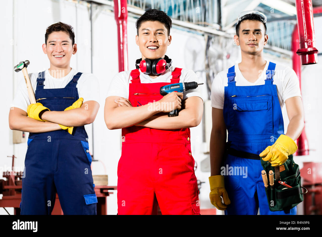 Работник инженер. Рабочий на производство. Подмастерье столяра. Подмастерье столяра. Два мастера работая.