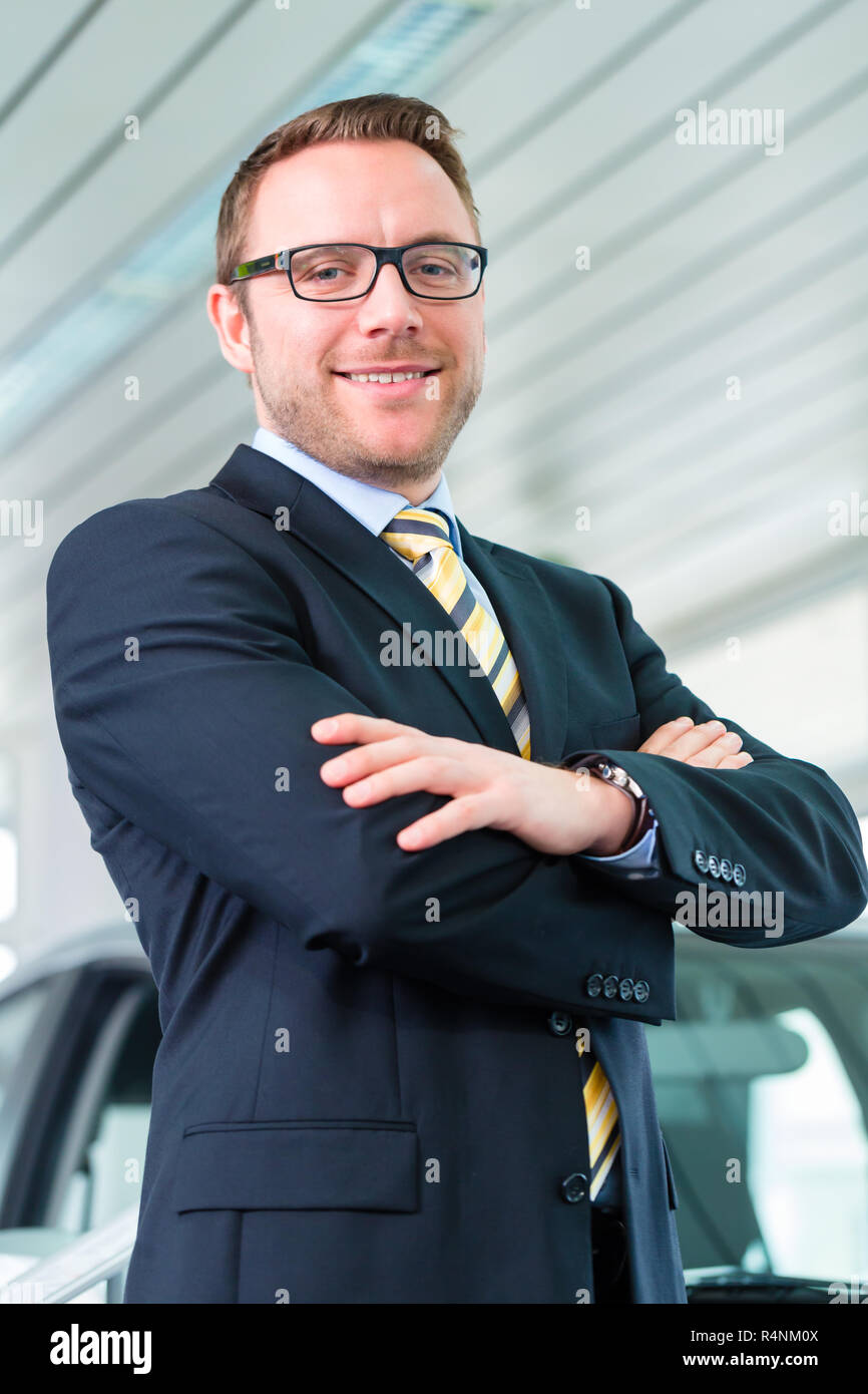 Salesman working in car dealership Stock Photo Alamy