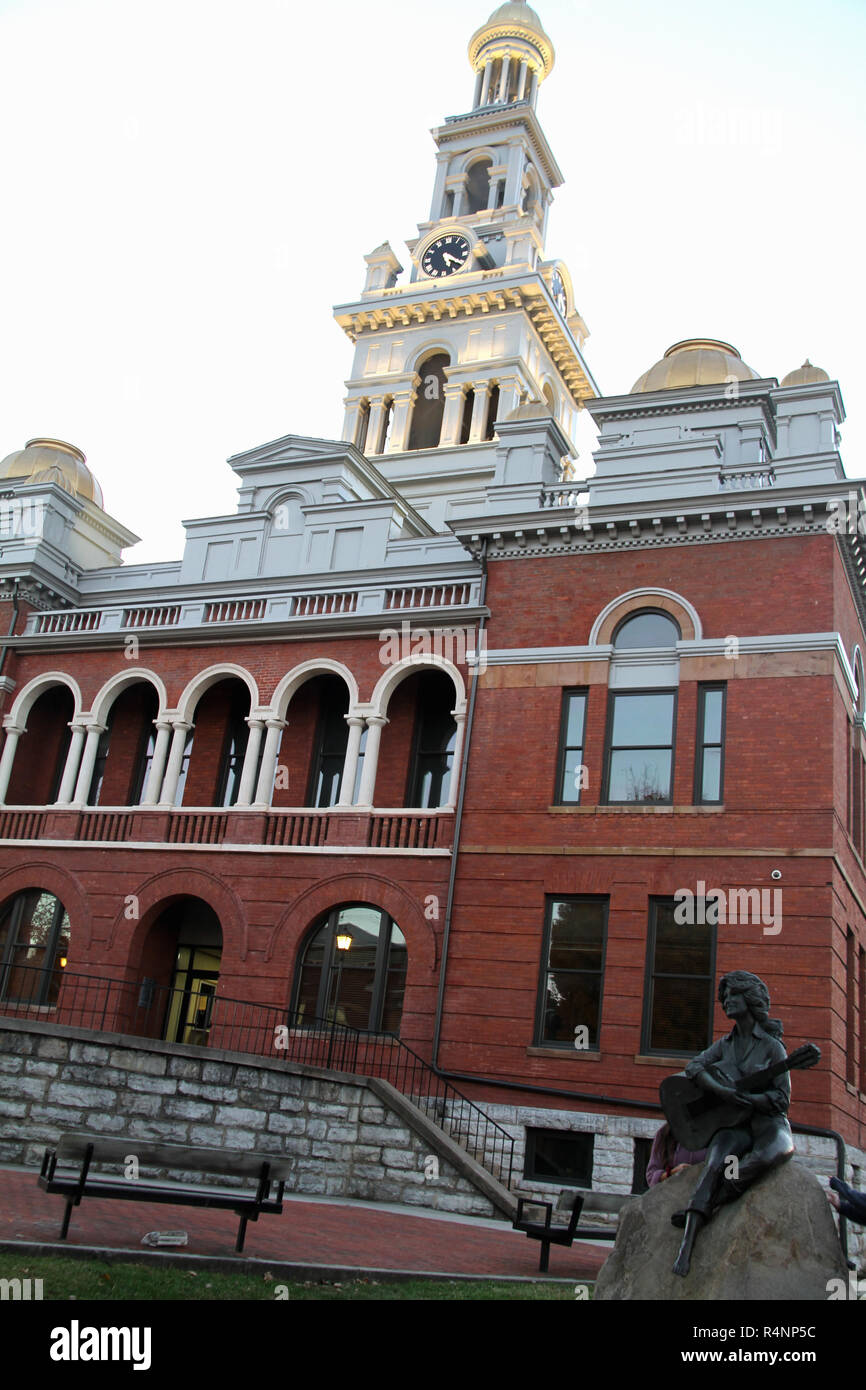 Statue of Dolly Parton in front of Sevier County Courthouse in