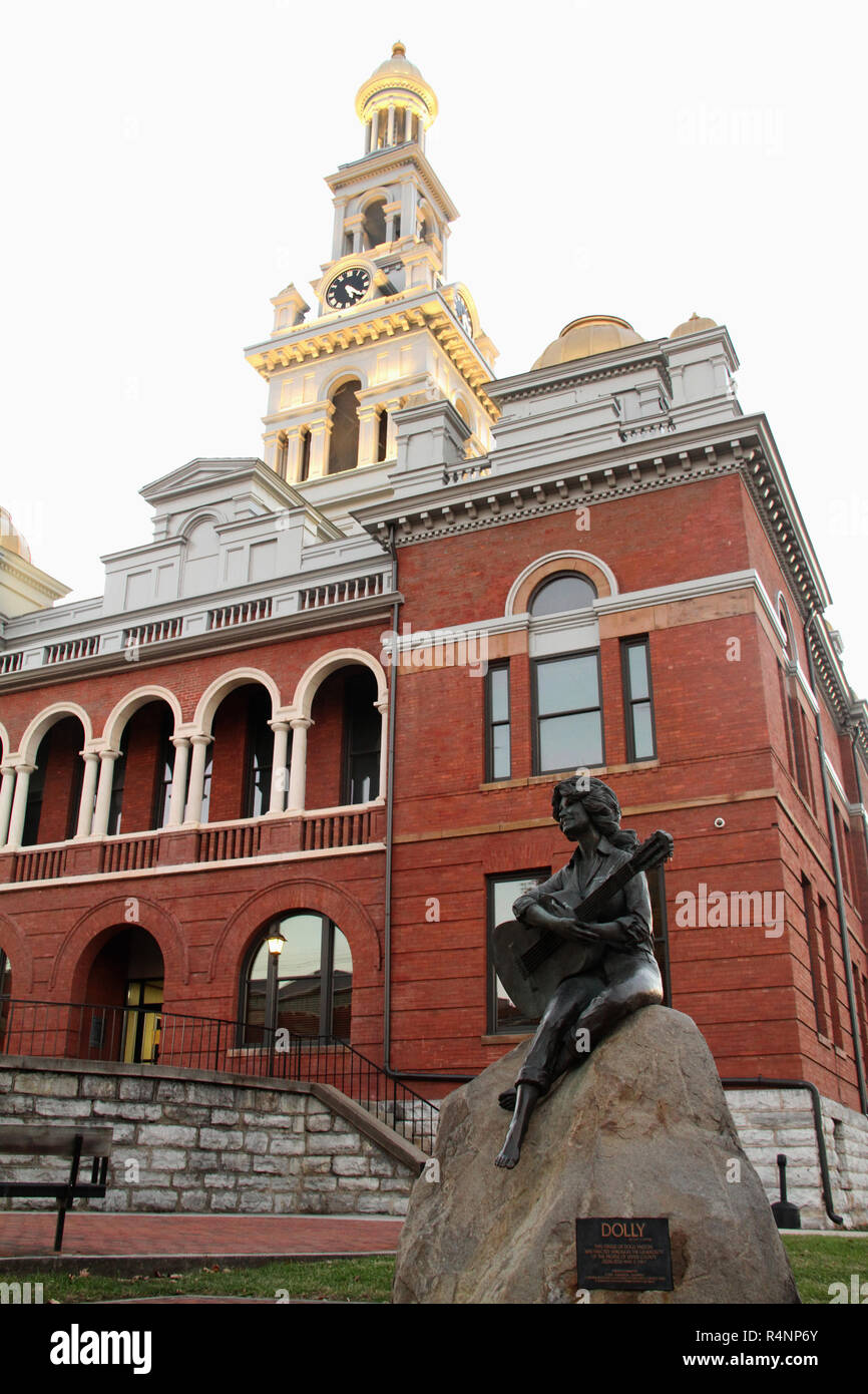 Statue of Dolly Parton in front of Sevier County Courthouse in