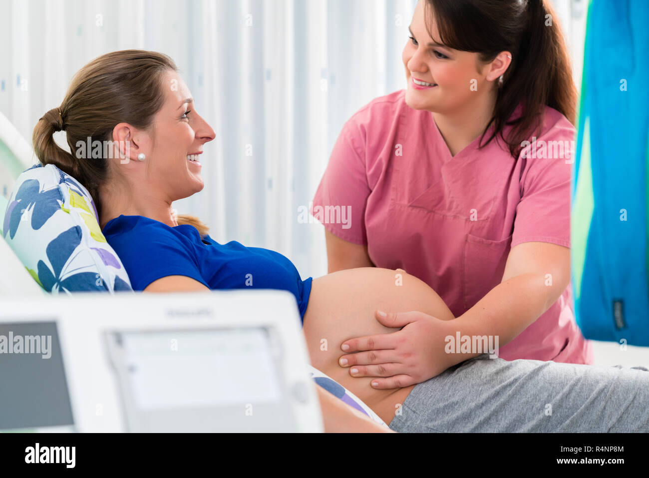 Pregnant woman in delivery room with CTG monitoring Stock Photo - Alamy