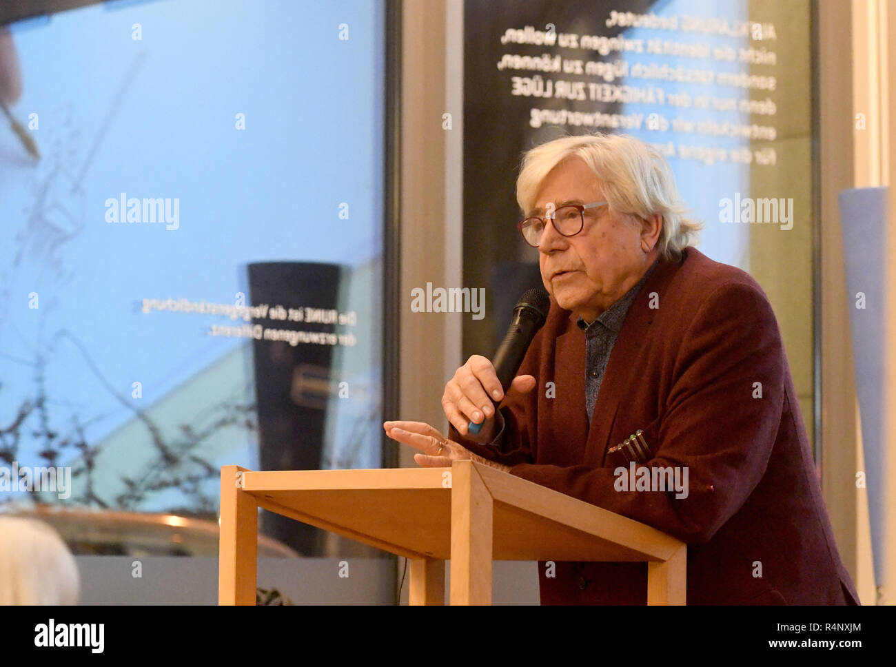 Berlin, Germany. 27th Nov, 2018. The artist and art theorist Bazon Brock (r) speaks at an exhibition of the artist Fridhelm Klein in Denkerei. Credit: Felix Hörhager/dpa/Alamy Live News Stock Photo