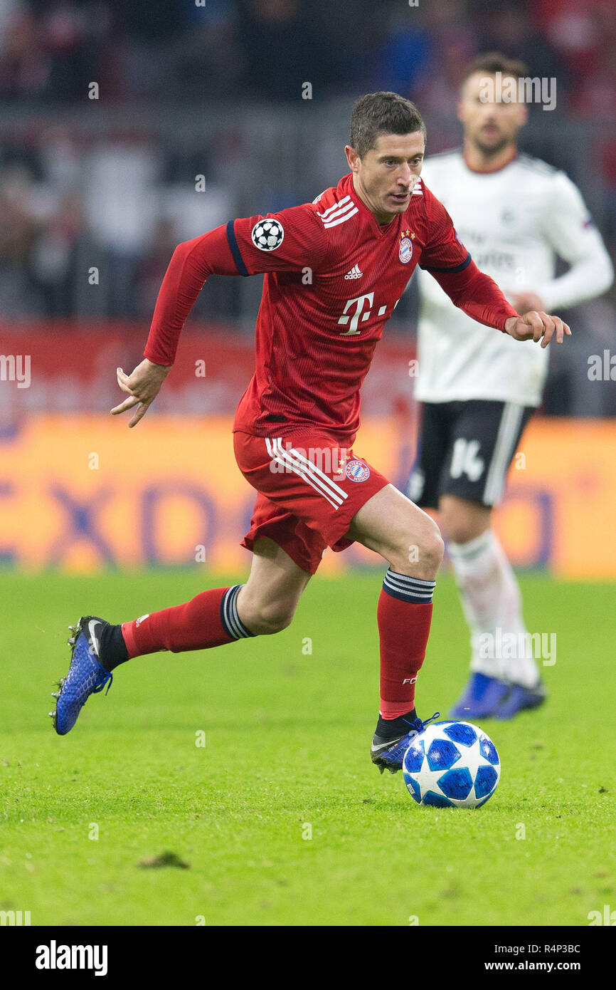 Munich, Deutschland. 27th Nov, 2018. Robert Lewandowski (FCB) on the ...