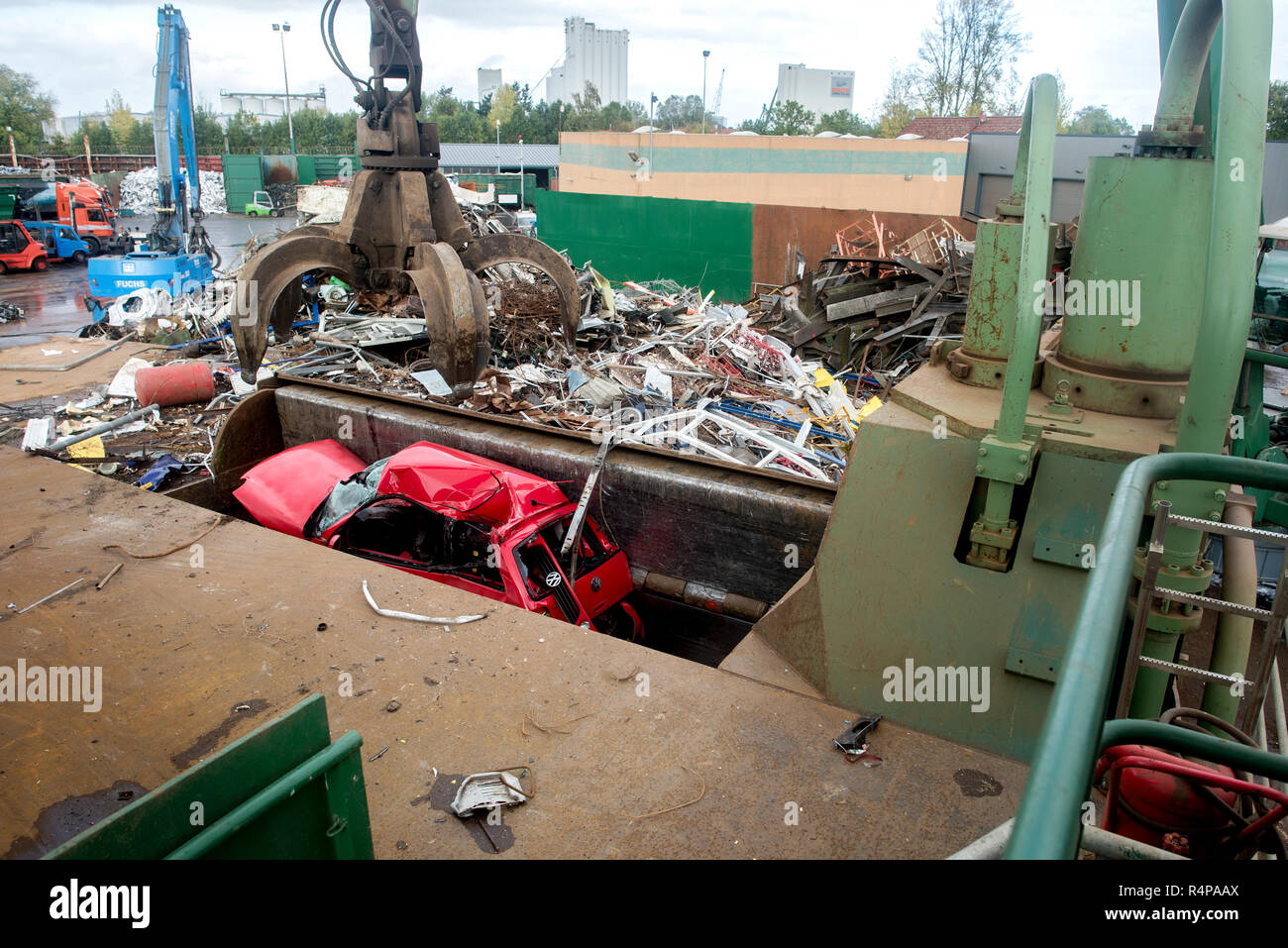 25 October 2018, Lower Saxony, Oldenburg: A Volkswagen Lupo car wreck is compressed in a scrap press at a recycling yard. In the fight against impending driving bans, Volkswagen now wants to take back and scrap old diesel engines with the Euro 1 to 4 emission standards nationwide against discounts. Photo: Hauke-Christian Dittrich/dpa Stock Photo