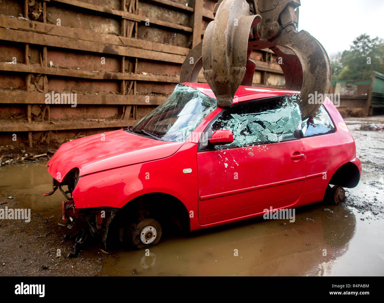 25 October 2018, Lower Saxony, Oldenburg: A Volkswagen Lupo car wreck hangs on a shovel in a recycling yard. In the fight against impending driving bans, Volkswagen now wants to take back and scrap old diesel engines with the Euro 1 to 4 emission standards nationwide against discounts. Photo: Hauke-Christian Dittrich/dpa Stock Photo