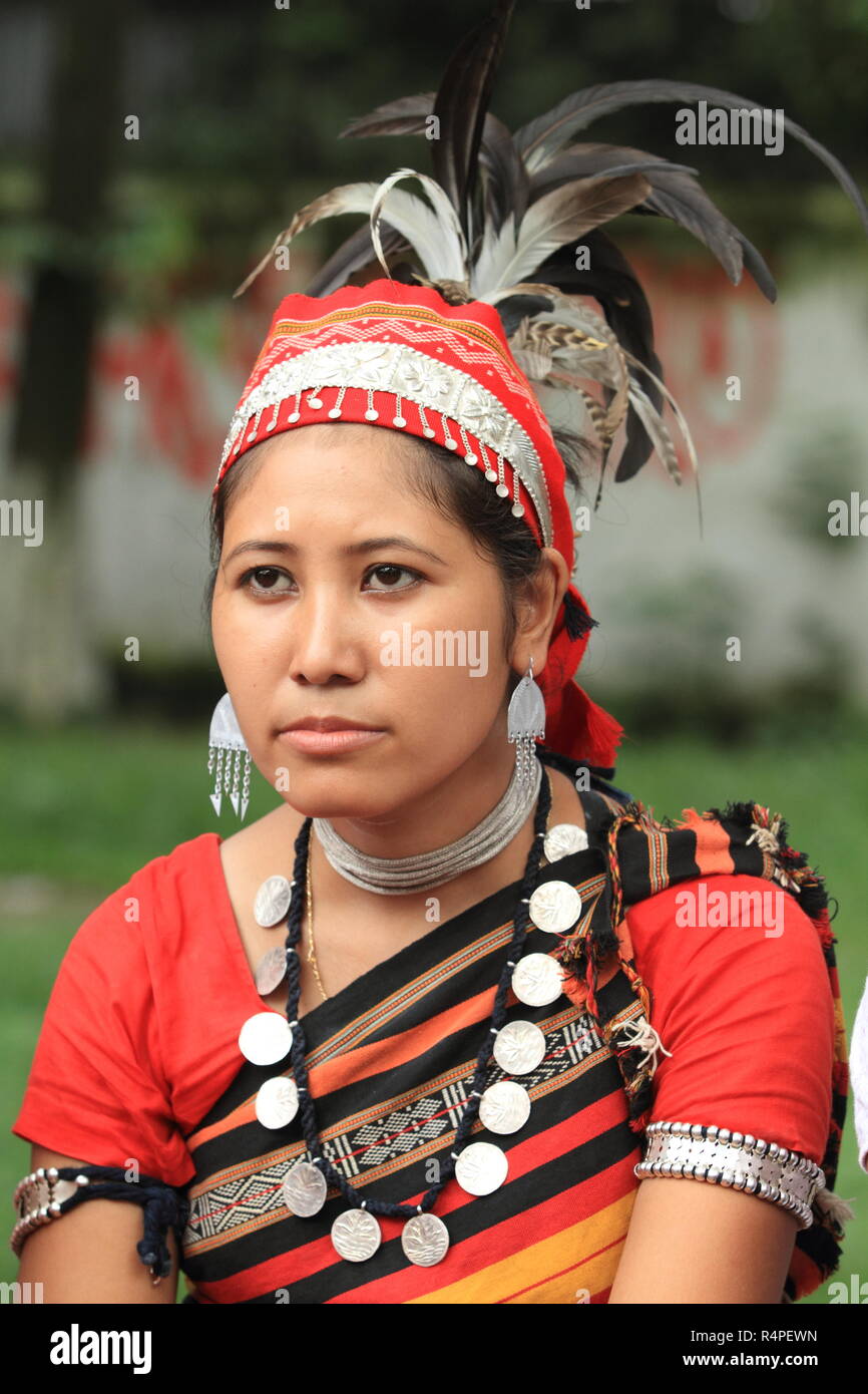 https://c8.alamy.com/comp/R4PEWN/a-tribal-girl-wears-traditional-costume-and-gathers-at-the-central-shaheed-minar-in-dhaka-on-marking-the-international-day-of-the-worlds-indigenous-p-R4PEWN.jpg
