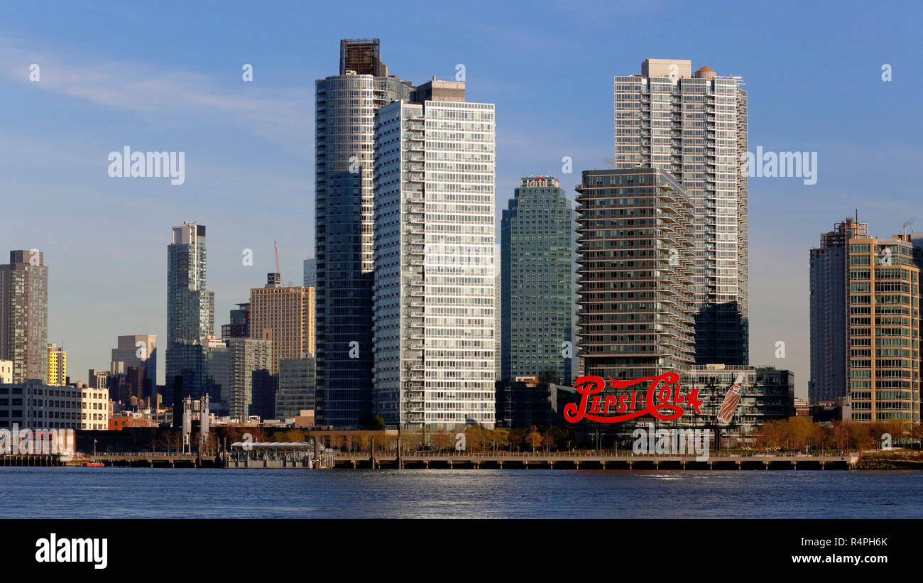 Luxury apartments, and office buildings in Long Island City including Gantry Plaza State Park (pepsi sign), Anable Basin (digital clock), and Court Sq Stock Photo