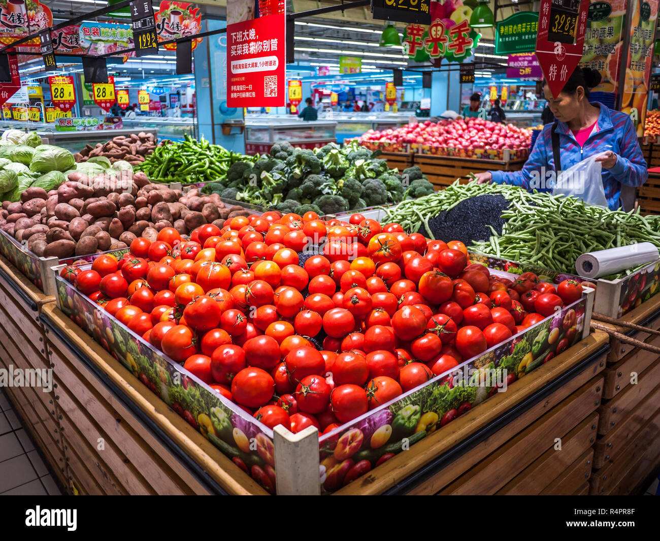 Fresh vegetables displayed in supermarket for customers to choose. RT-Mart, City of Liuzhou, Guangxi, China. Stock Photo