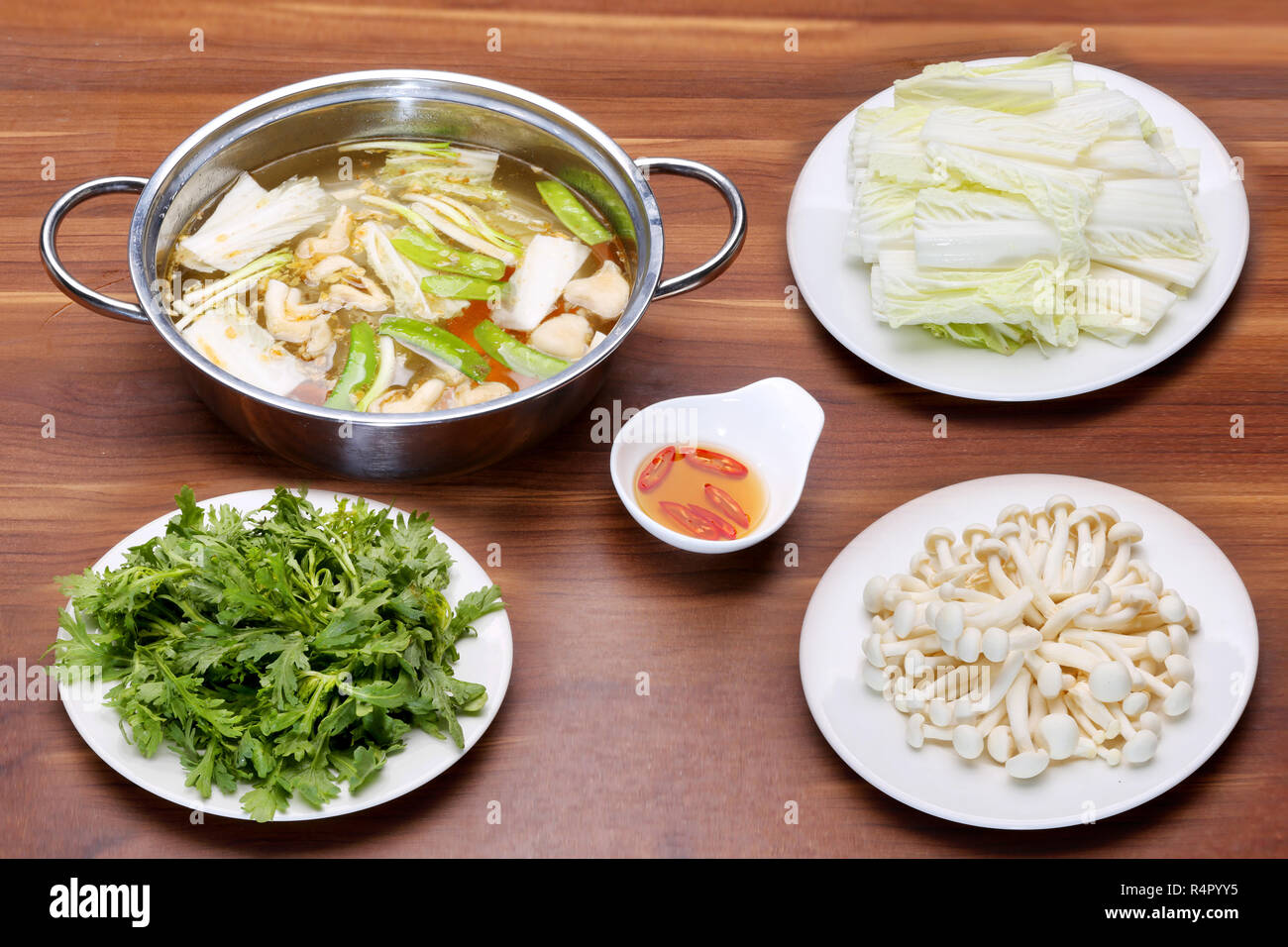 https://c8.alamy.com/comp/R4PYY5/prepared-hot-pot-of-seafood-in-vietnamese-style-with-mushroom-fish-sauce-R4PYY5.jpg