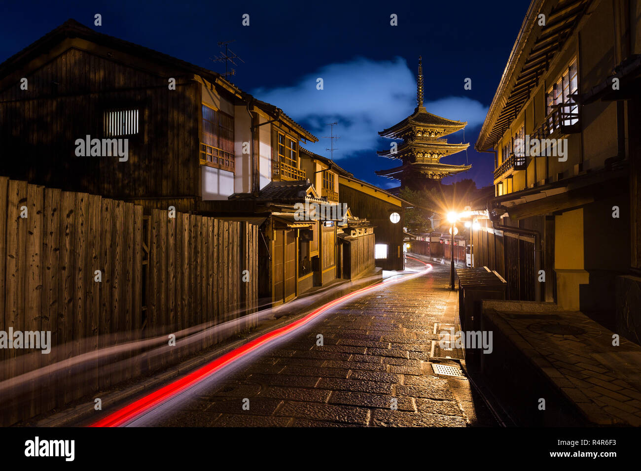Sunset yasaka shrine hi-res stock photography and images - Alamy