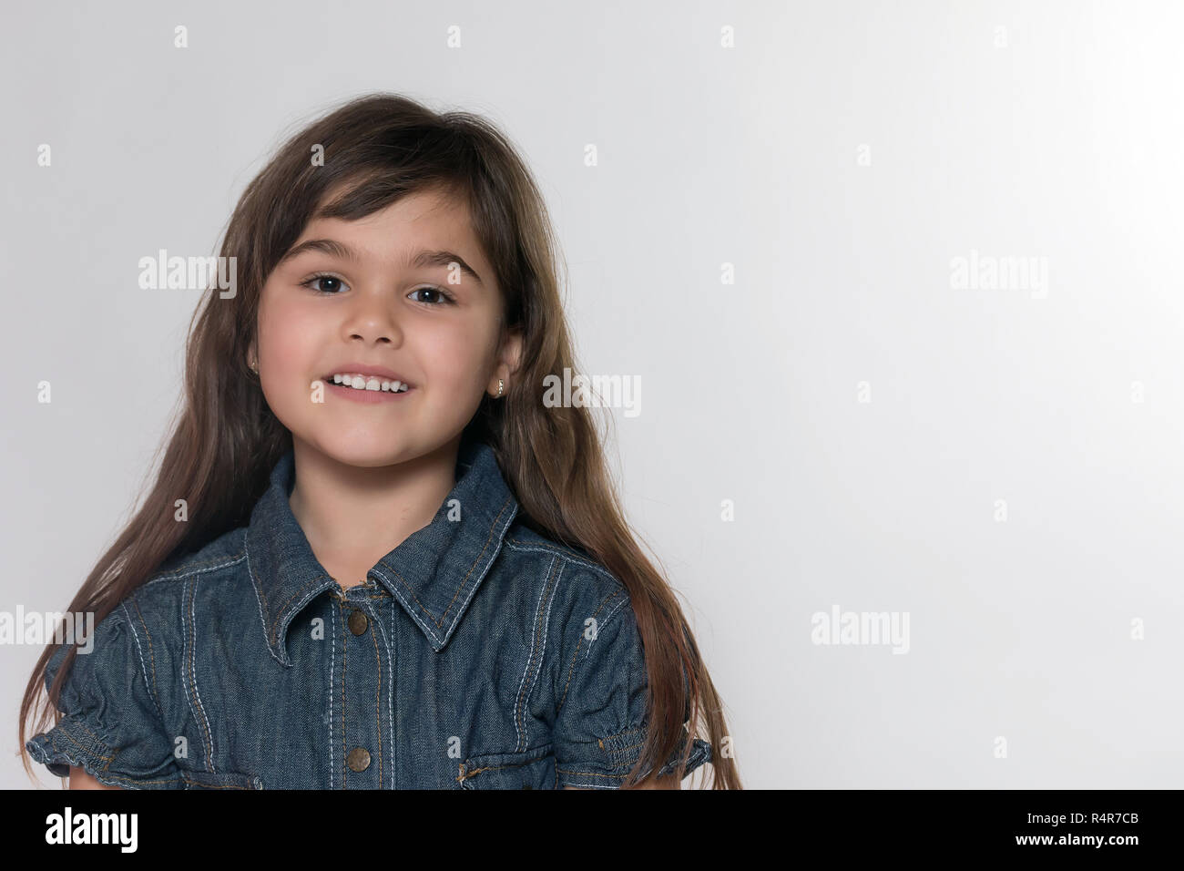 Portrait of smiling little girl Stock Photo - Alamy