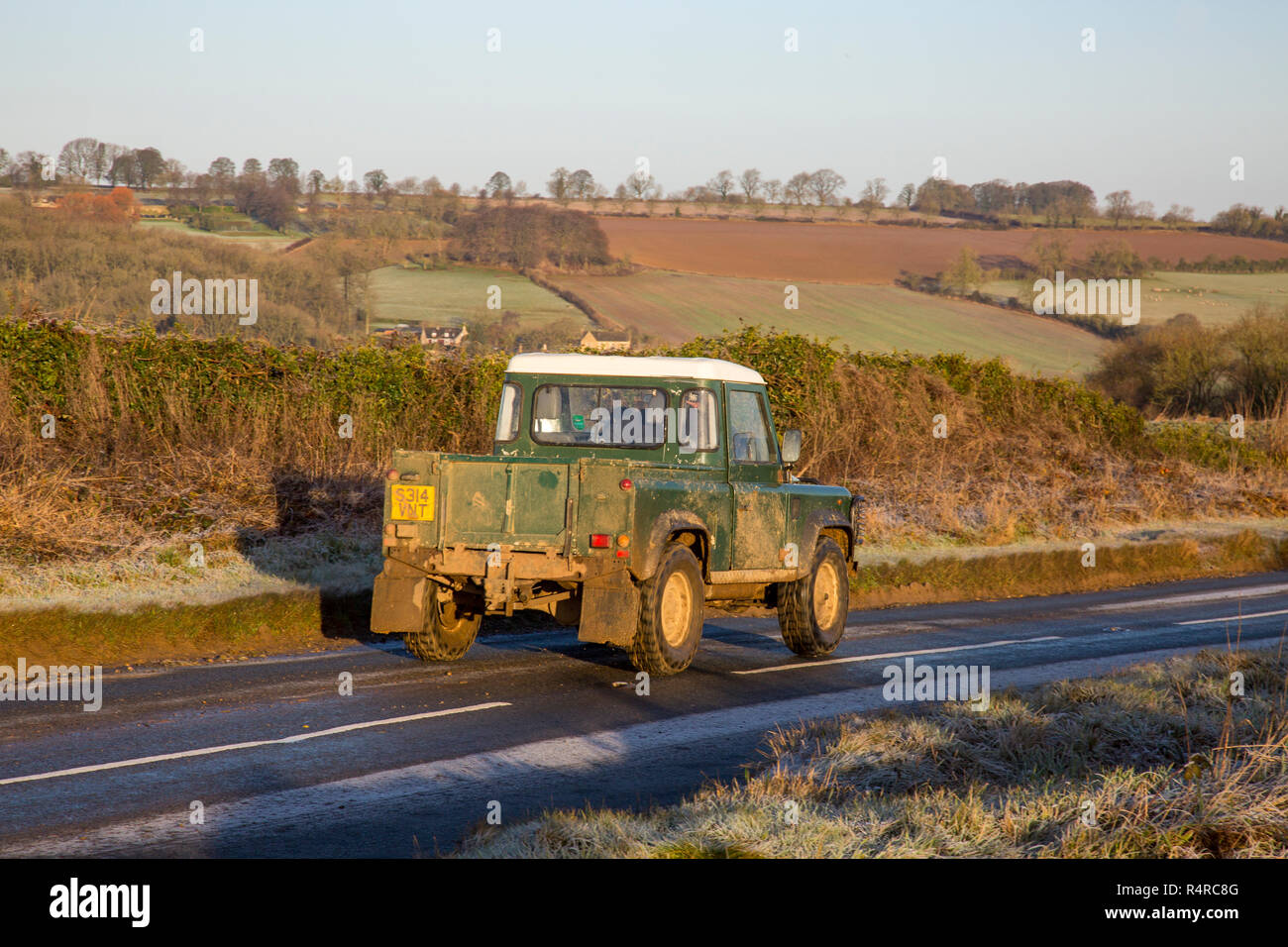 English countryside land rover defender hi-res stock photography and ...
