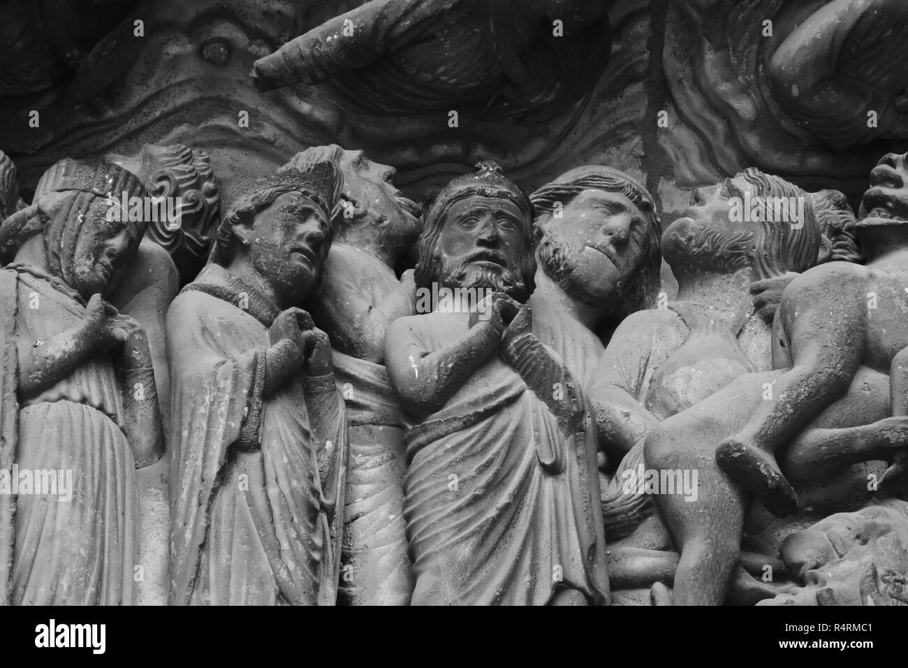 Figures angoissées suite au Jugement Dernier, précipitation en enfer, détail du linteau de la Cathédrale de Chartres, portail nord Stock Photo