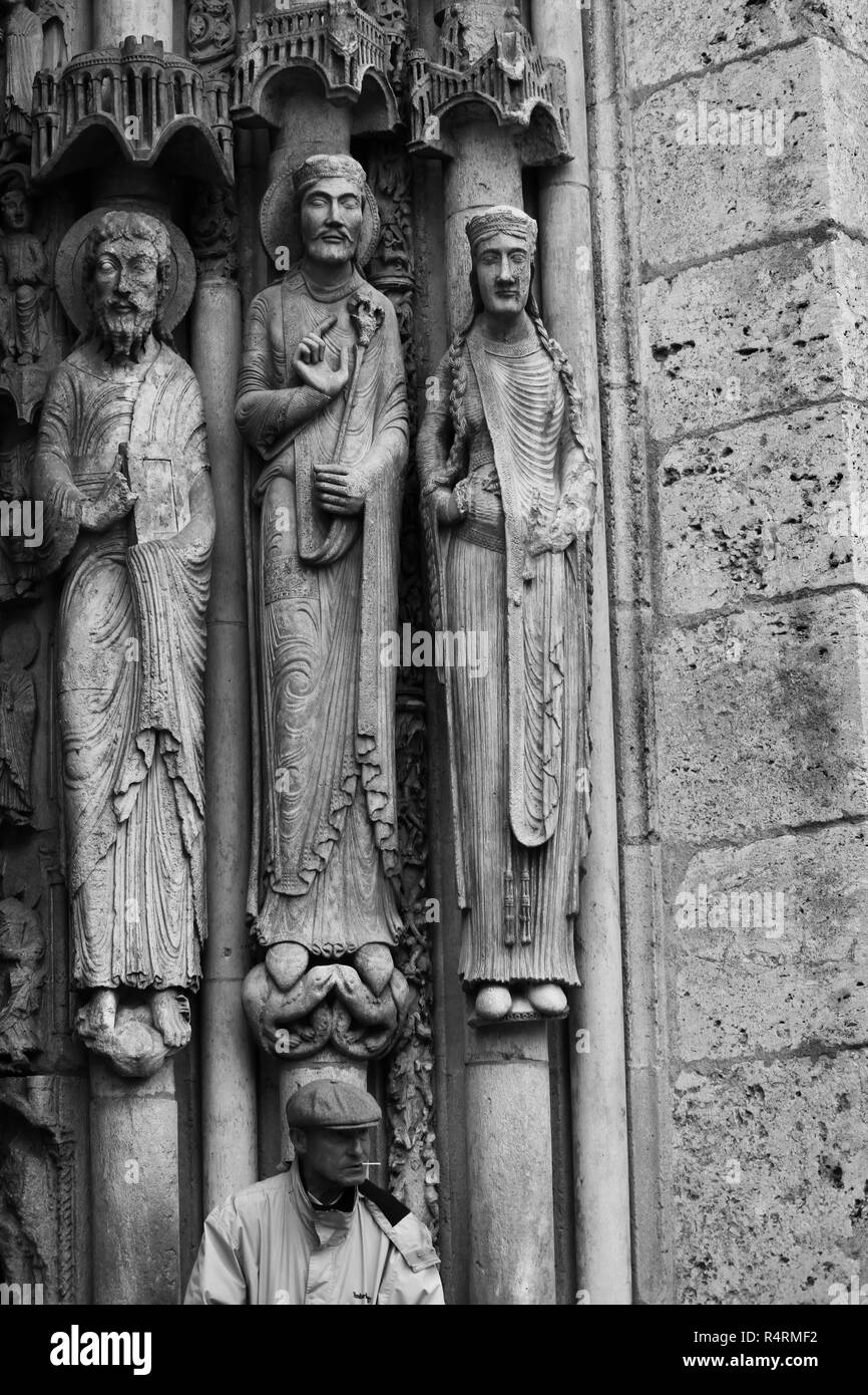 Figures d'ébrasements du portail central de la Cathédrale de Chartres représentant des rois et reines de l'Ancien Testament Stock Photo