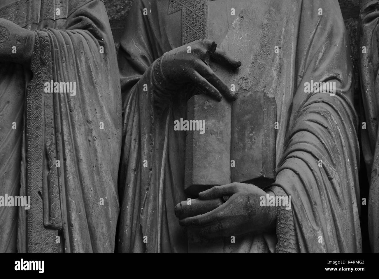 Photographie d'un détail de mains issus des sculptures d'ébrasements de la cathédrale de Chartres Stock Photo
