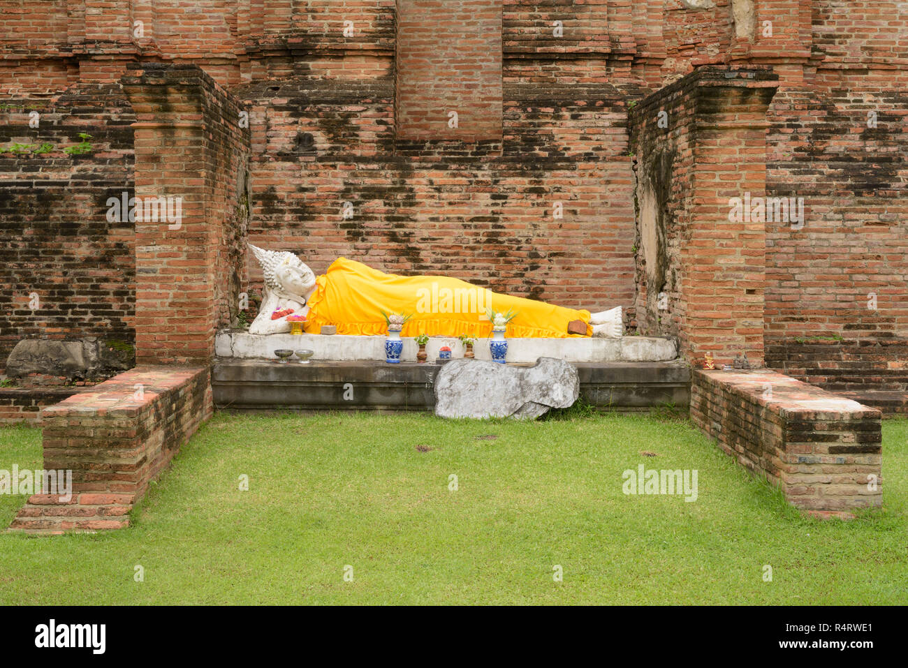 Sculpture of Buddha lying down near the Wat in Ayutthaya, Thaila Stock Photo