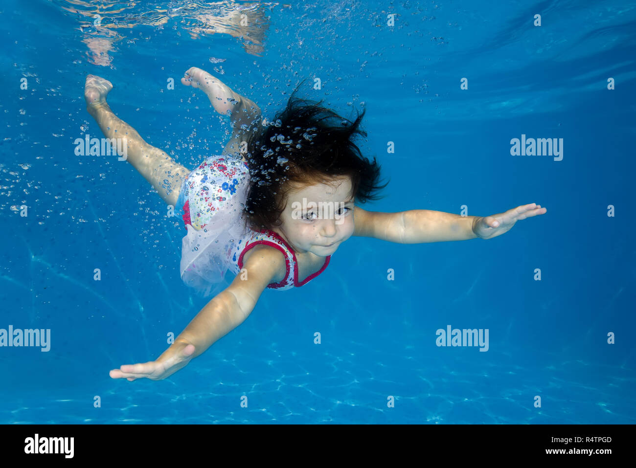 Little girl learns to swim underwater in the pool, Ukraine Stock Photo Alamy