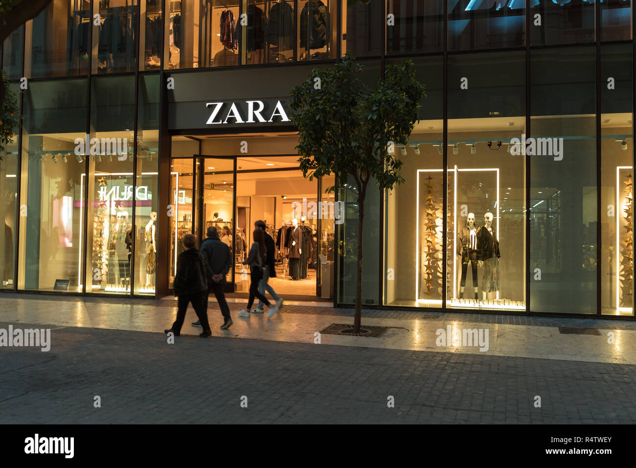 Valencia,Spain - November 25, 2018: Zara store in Valencia. Zara is a  Spanish clothing and accessories retailer Zara store. People walking in and  out Stock Photo - Alamy