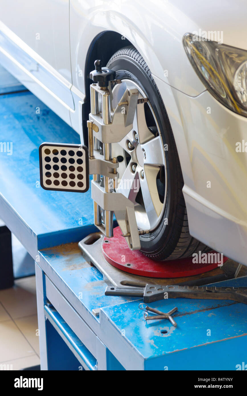 Balancing center wheel of car / Suspension Alignment Stock Photo Alamy