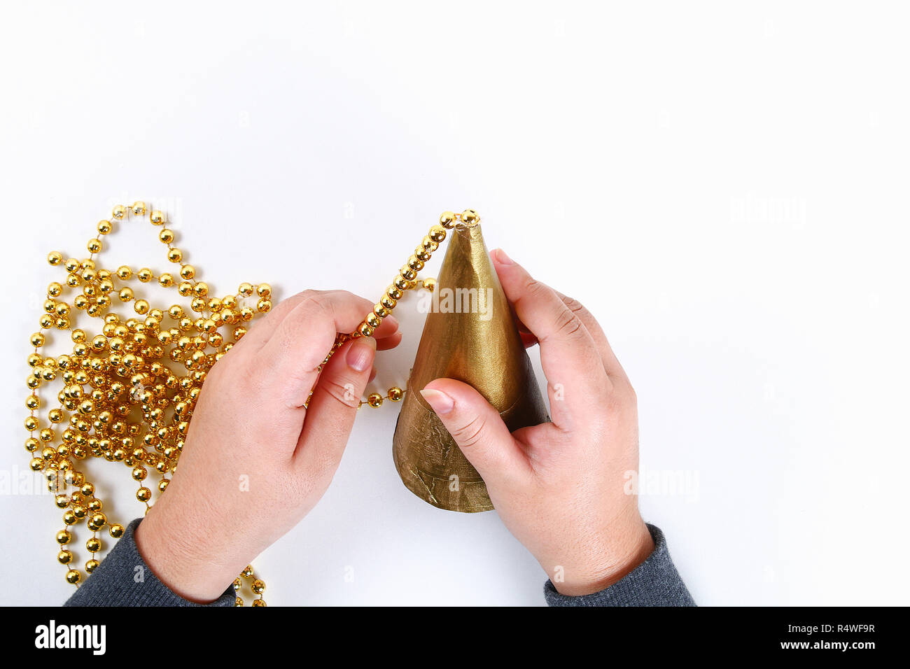 Diy Golden Christmas Tree From Beads Garland Guide On The Photo