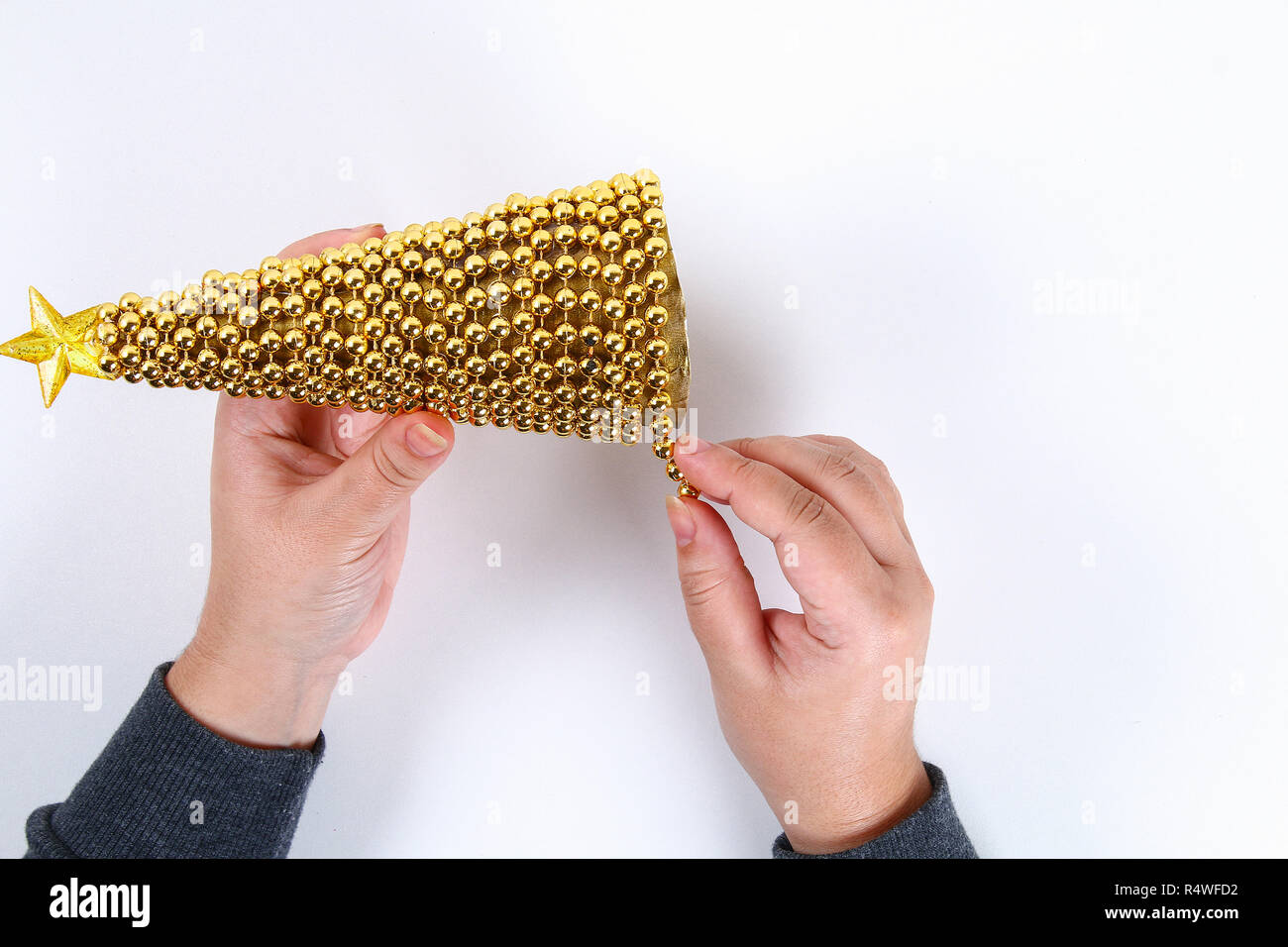 Diy Golden Christmas Tree From Beads Garland Guide On The Photo