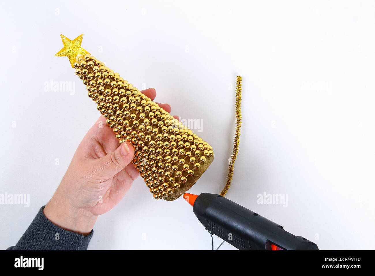 Diy Golden Christmas Tree From Beads Garland Guide On The Photo