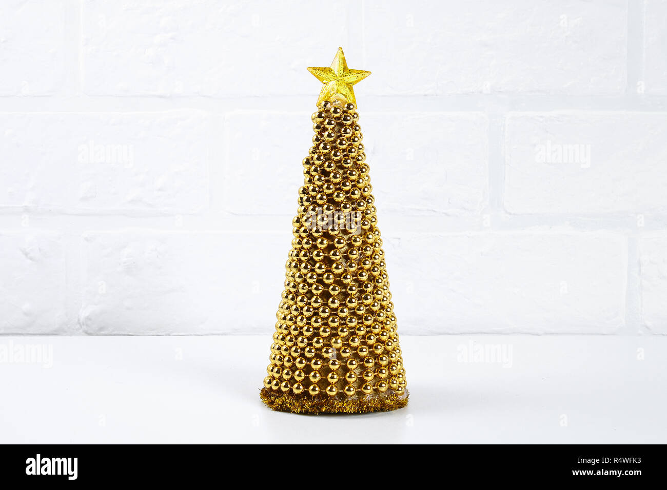 Diy Golden Christmas Tree From Beads Garland Guide On The Photo