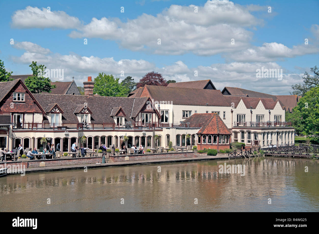 Streatley, The Swan Pub by the River Thames, Berkshire, England, Stock Photo