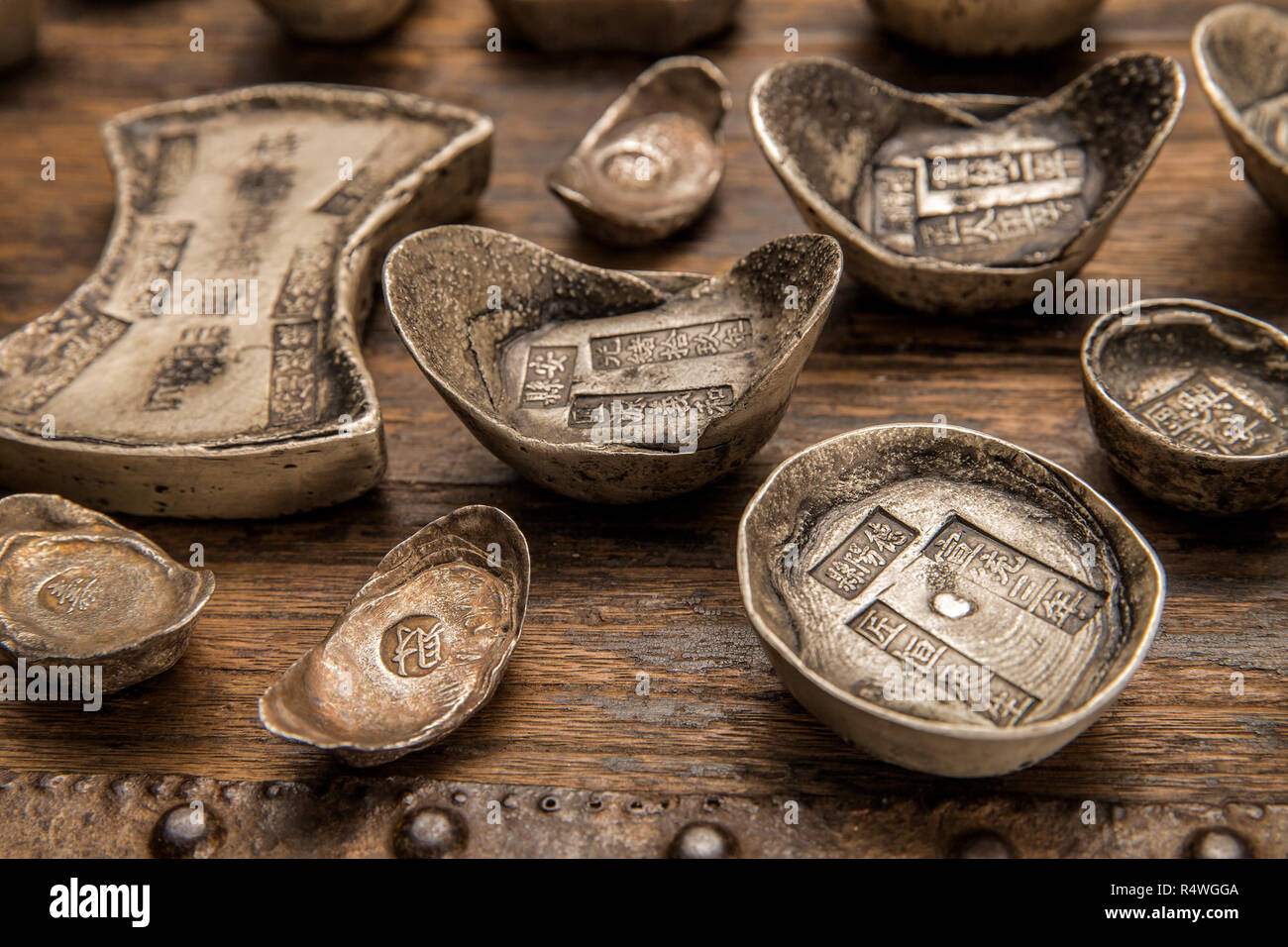 Silver descriptive colour hi-res stock photography and images - Alamy